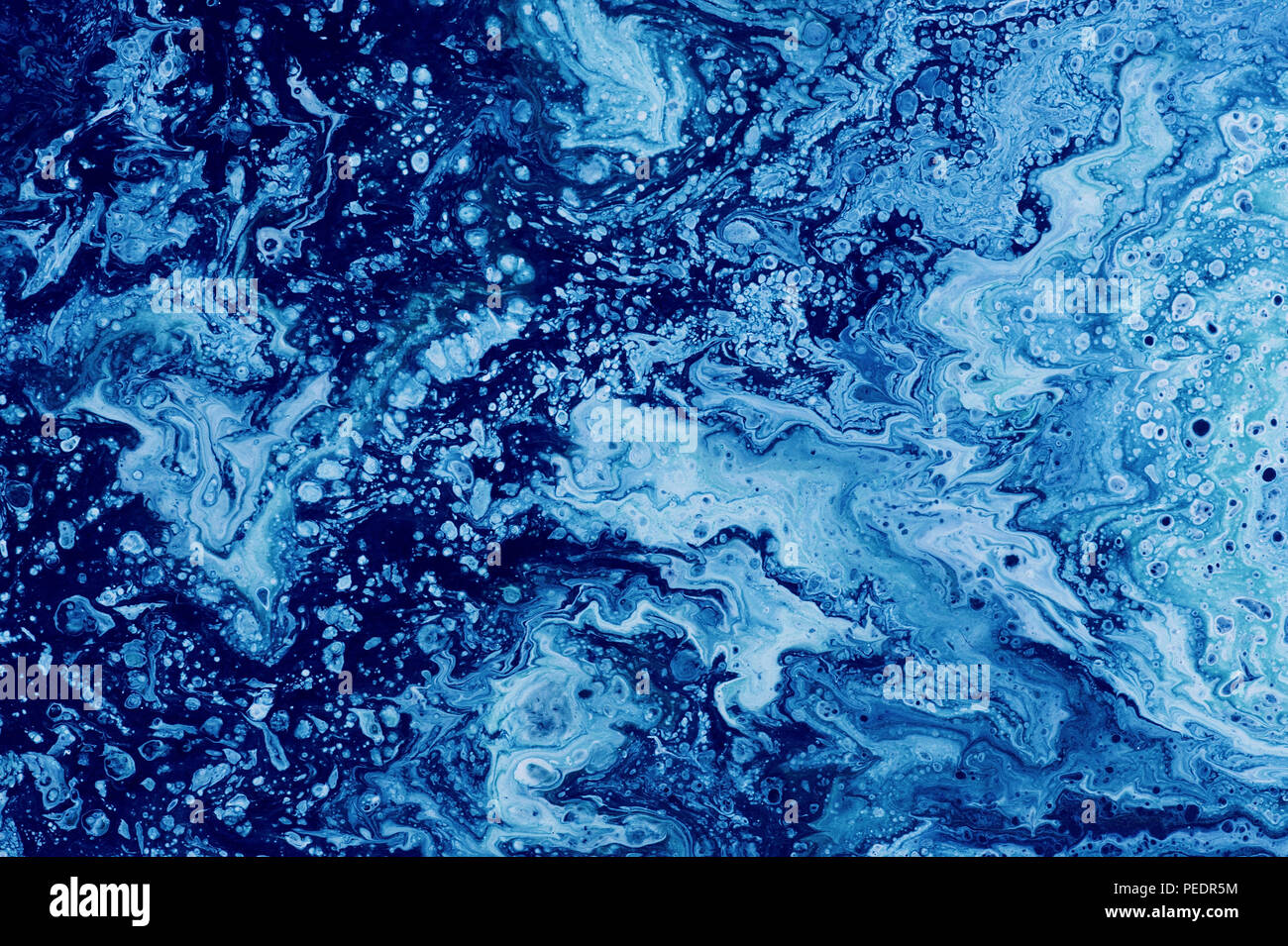 Dunkelblau Marmor Textur mit fluid Acrylfarben gemalt, Kopie Raum Stockfoto