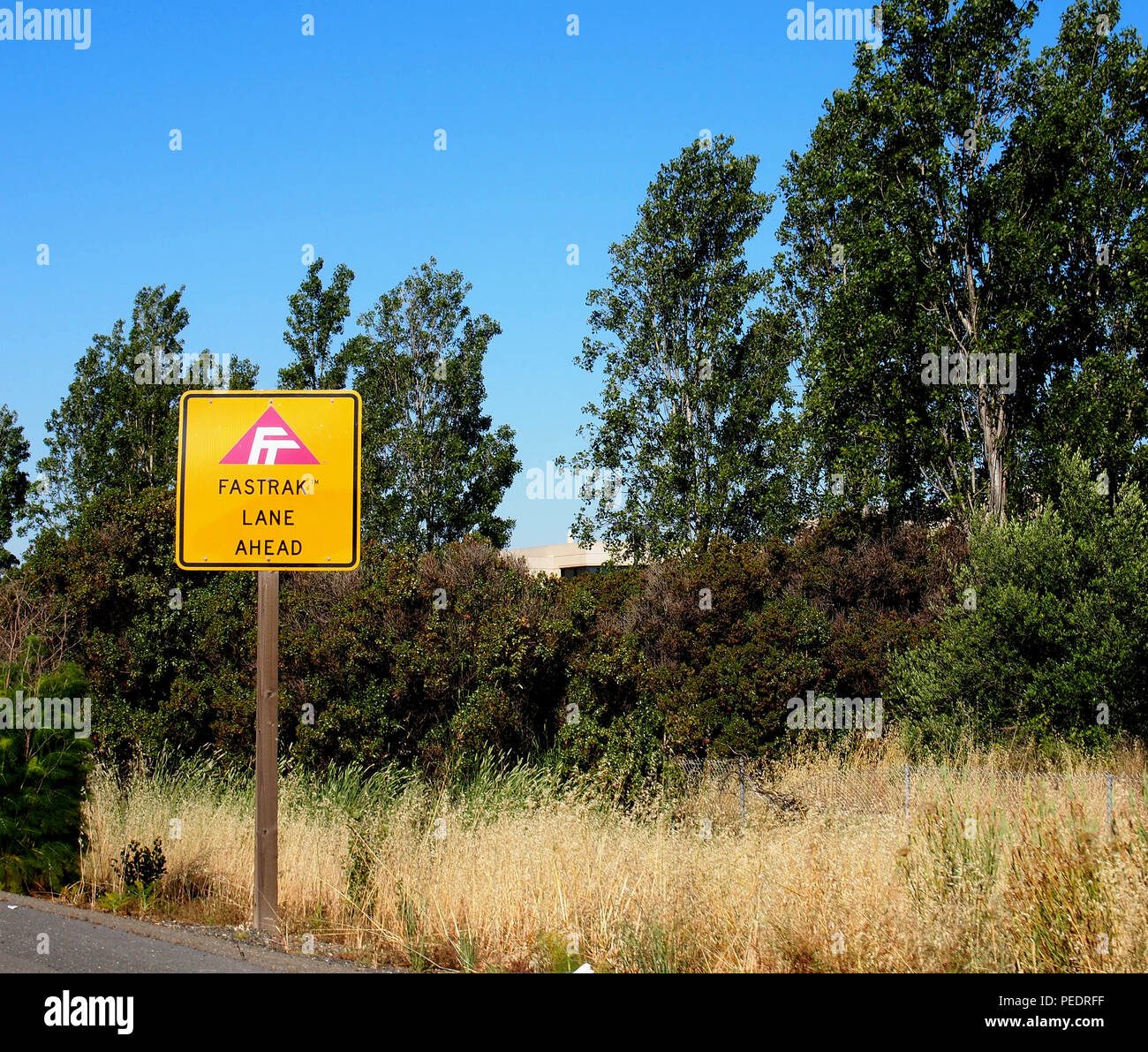 Fastrak Lane vor Zeichen Kalifornien Stockfoto