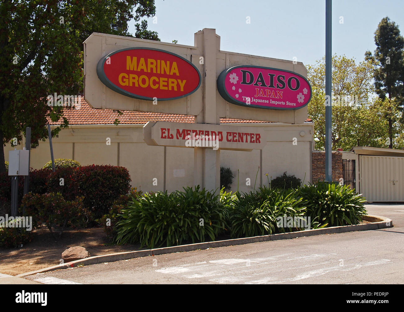 Marina Lebensmittelgeschäft und Daiso Japan Zeichen im El Mercado Center, Union City, Kalifornien Stockfoto