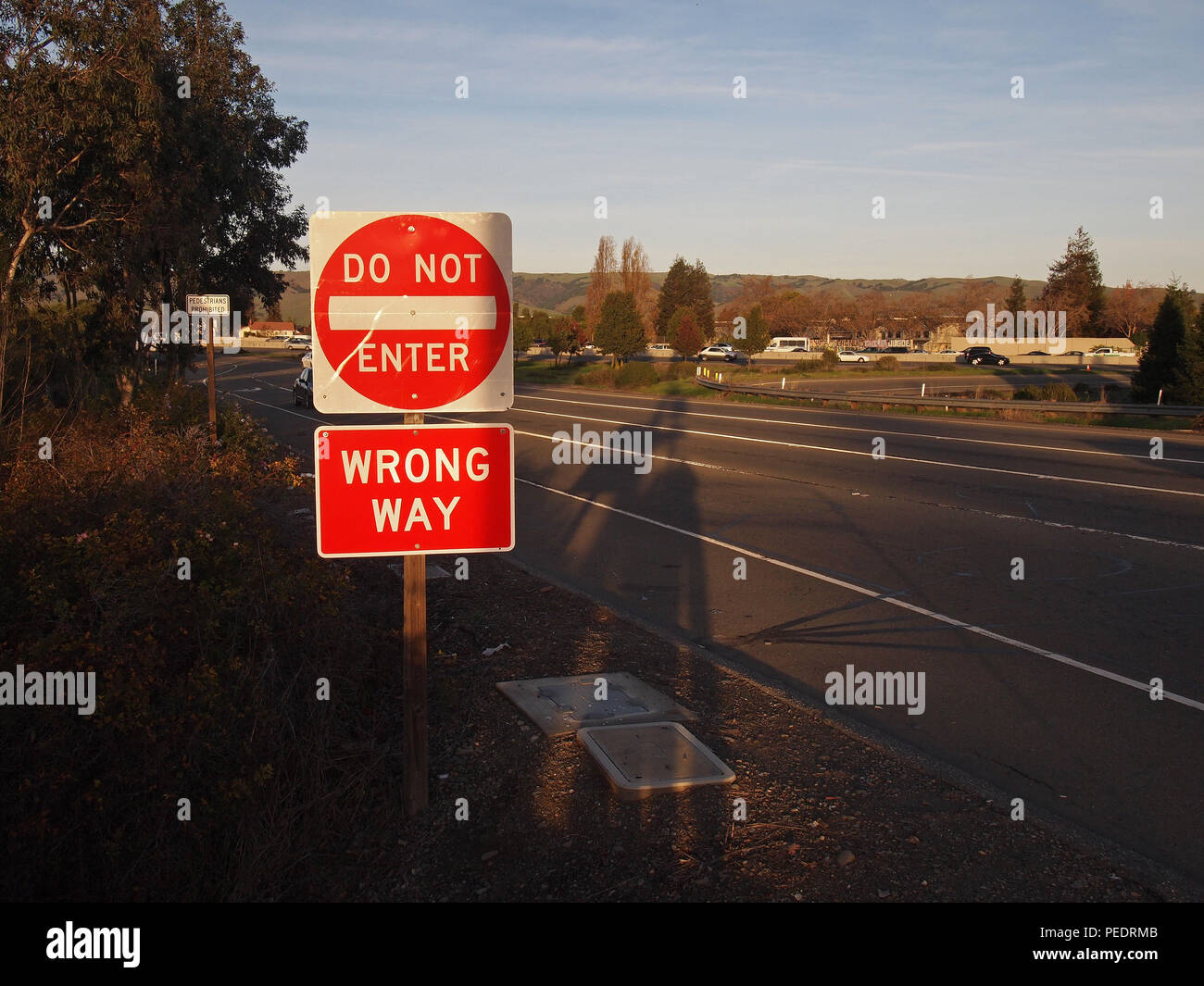 Nicht eingeben, falsche Weise Zeichen auf Kalifornien Autobahn Stockfoto