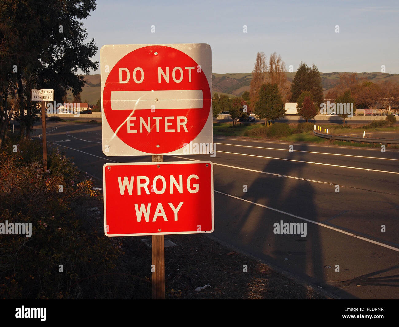 Nicht eingeben, falsche Weise Zeichen auf Kalifornien Autobahn Stockfoto
