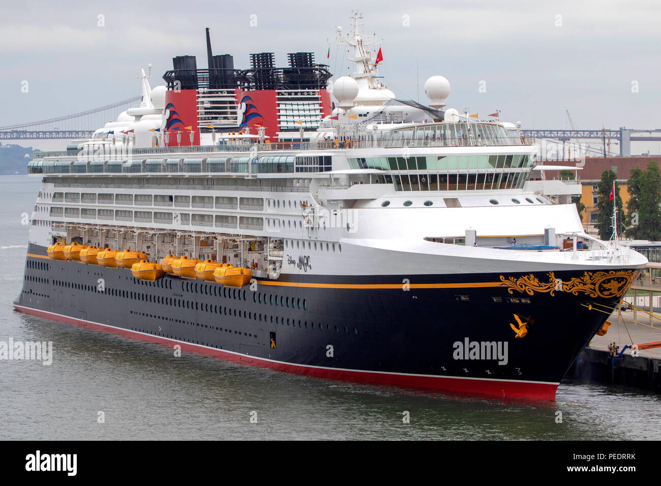 Disney Magic cruise ship besessen und durch die Disney Cruise Line betrieben angedockt in Lissabon Portugal Stockfoto