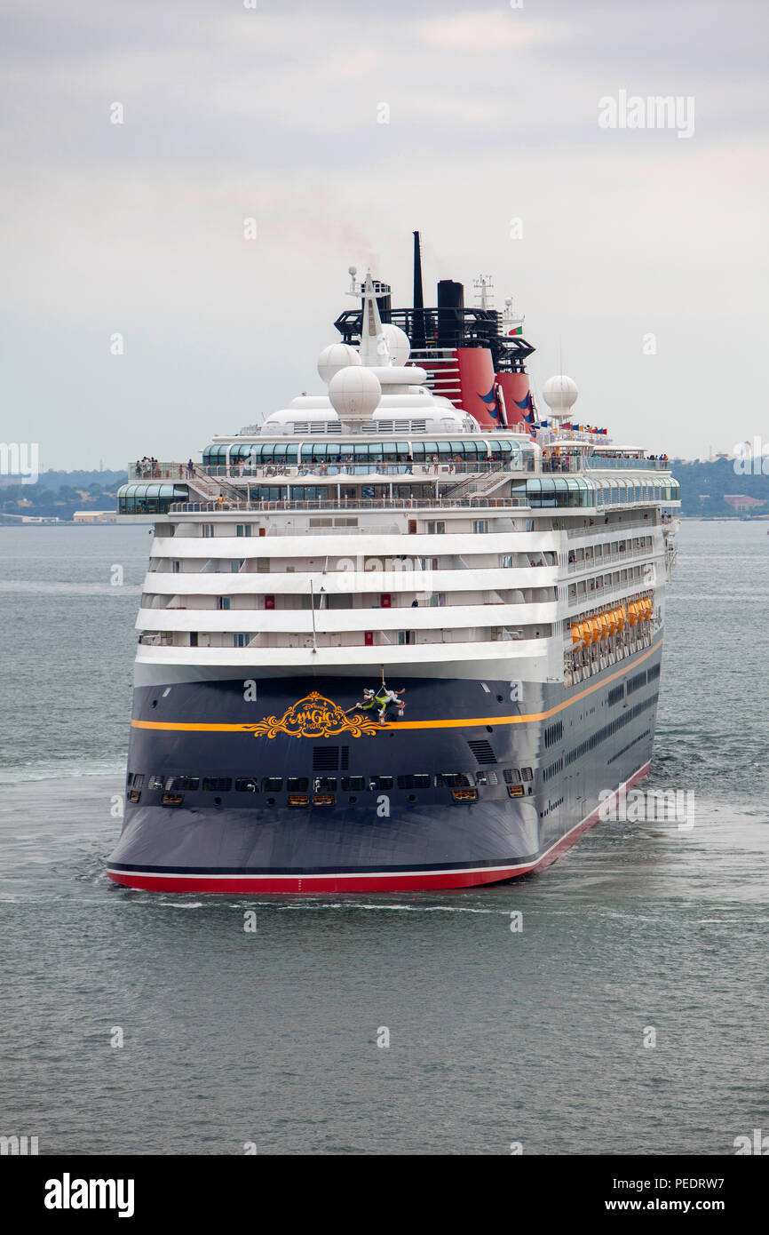 Disney Magic cruise ship besessen und durch die Disney Cruise Line betrieben angedockt in Lissabon Portugal Stockfoto