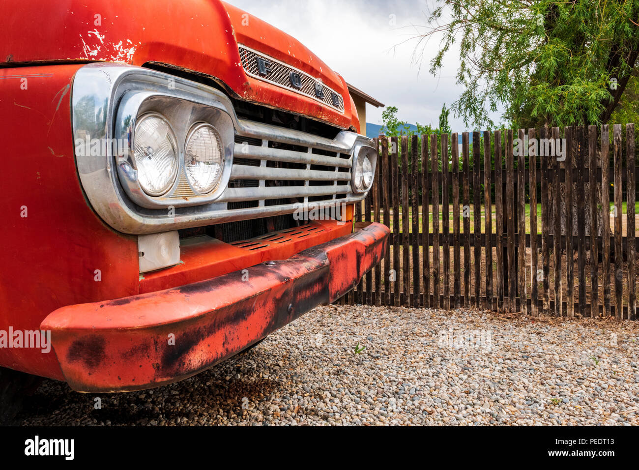 Antike Ford Pick-up Truck; Holzstäbchen Lattenzaun, Salida, Colorado, USA Stockfoto