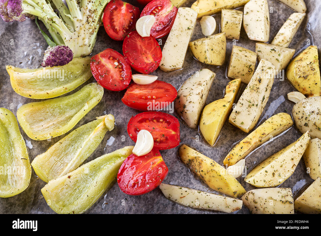 Herbst Mix aus Gemüse und Gewürze im Ofen gebacken, Kartoffeln, Paprika,  Tomaten, Blumenkohl Stockfotografie - Alamy