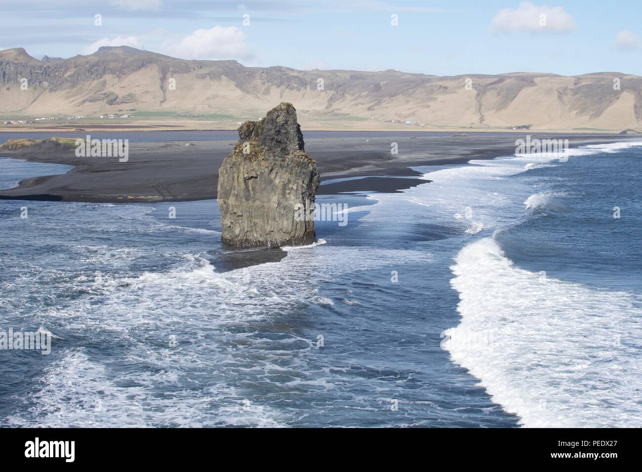 Erosion Felsen am schwarzen Strand, Strand Reynisfjara. In der Nähe von Vik, Island Stockfoto