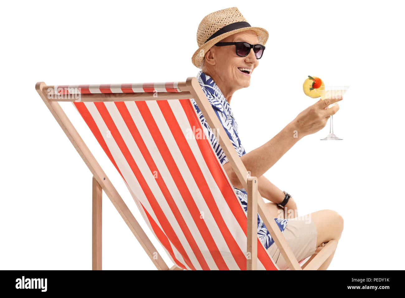 Ältere Touristen bei einem Cocktail im Liegestuhl auf weißem Hintergrund sitzen Stockfoto