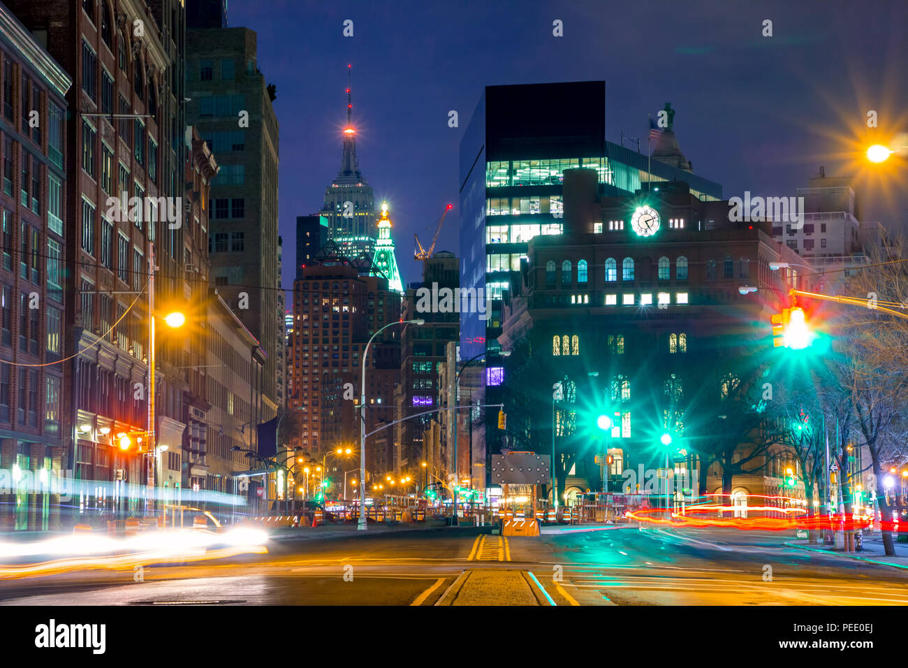 USA, New York City. Nacht in Manhattan. Kreuzung in der Nähe von Cooper  Square, Straßenbeleuchtung, Ampeln und Tracks aus dem Auto Scheinwerfer  Stockfotografie - Alamy