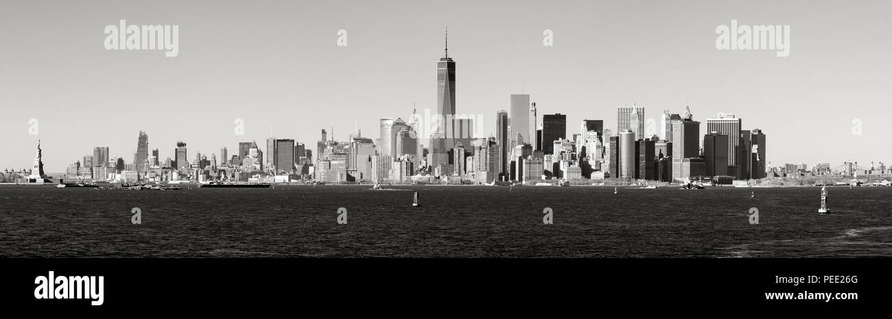 Panoramablick Black & White Blick auf Lower Manhattan Wolkenkratzer von New York Harbor. New York City Stockfoto