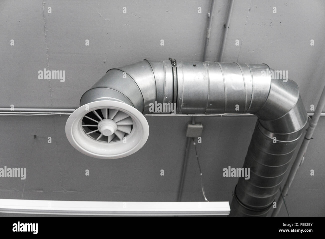 Lüftungsanlage an der Decke von großen Gebäuden. Lüftung Rohre in