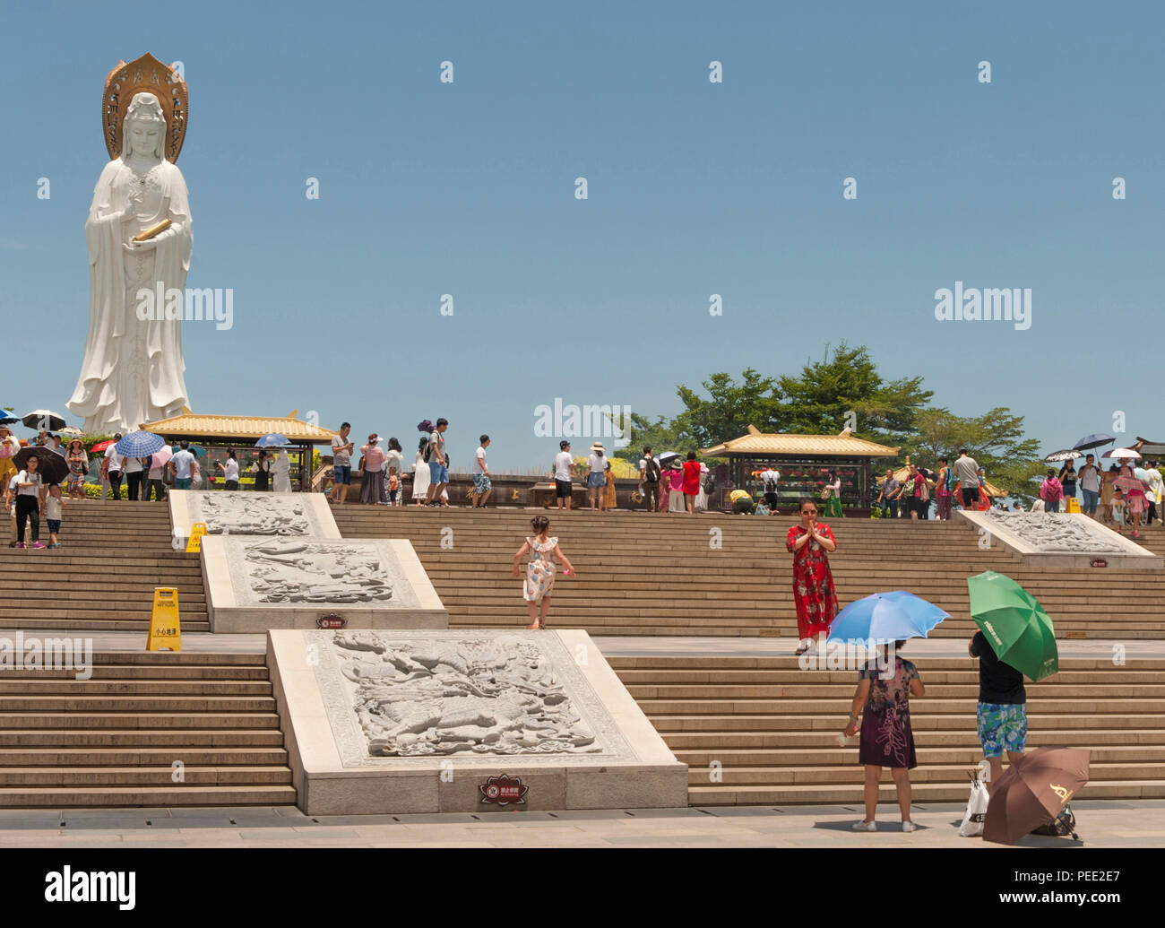 Die 108 m hohe Statue der Guanyin ist einer der Höhepunkte des Nanshan Buddhismus kulturelle Zone Stockfoto