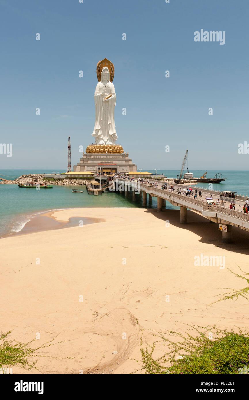 Die 108 m hohe Statue der Guanyin ist einer der Höhepunkte des Nanshan Buddhismus kulturelle Zone Stockfoto