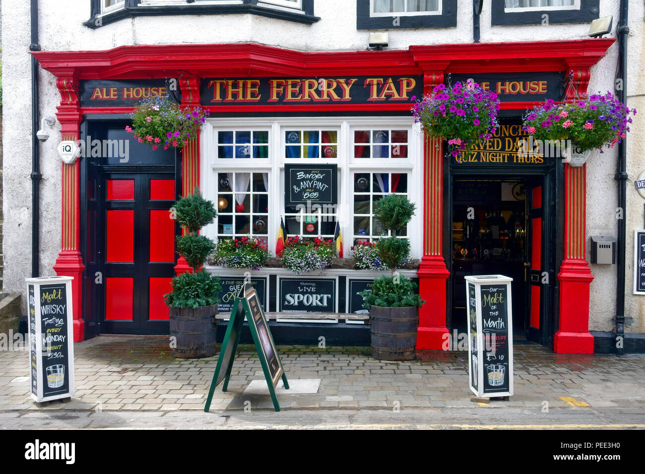Tippen Sie auf der Fähre Ale House, einem traditionellen Pub in einem Gebäude aus dem 17. Jahrhundert in South Queensferry, Schottland Stockfoto