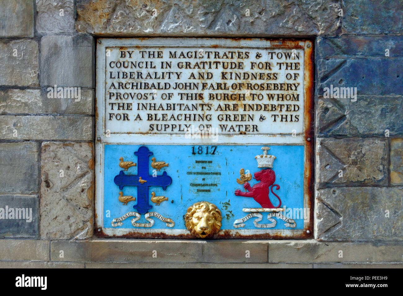 Gedenktafel im Zentrum von South Queensferry, Schottland Anzeigen Dankbarkeit von Archibald John, Earl of Rosebery für diese Versorgung von Wasser Stockfoto