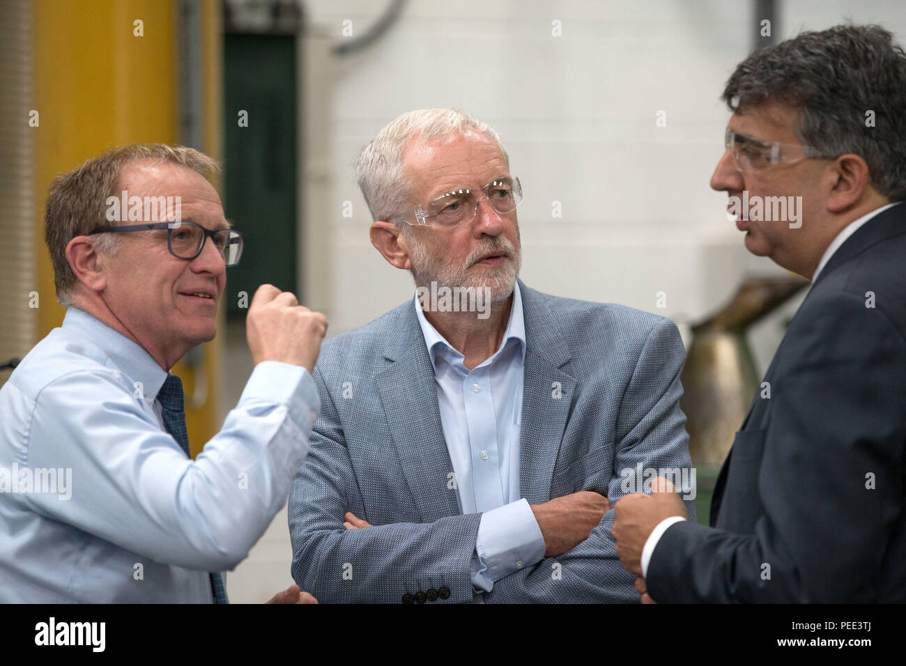 Der Führer der Jeremy Corbyn bei seinem Besuch in DePe Gang CO LTD, Stoke-on-Trent. Corbyn kam unter Beschuss von israelischen Premierminister Benjamin Netanjahu am Montag nach ergab sich, dass er eine Zeremonie, wo einen Kranz in Erinnerung an die Palästinenser der Verdacht, hinter den Olympischen Spielen in München Massaker gelegt wurde besucht war. Stockfoto