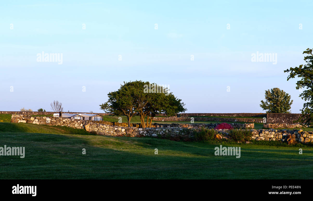 KRISTIANOPEL, Schweden am 14. Mai 2018. Blick auf den Campingplatz kurz vor Sonnenuntergang. Steinmauern und Fahrzeuge. Redaktionelle Verwendung. Stockfoto