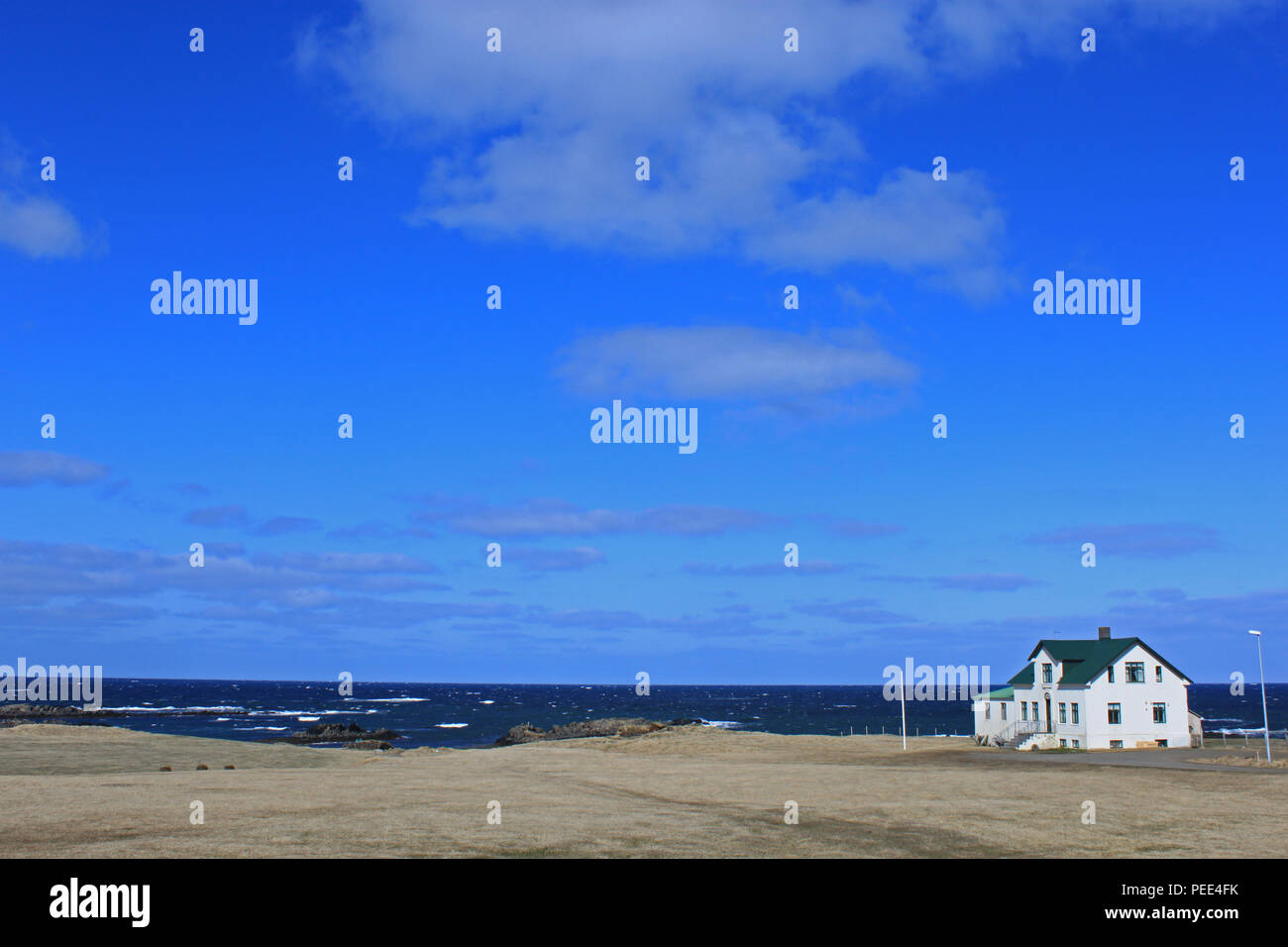 Das Weiße Haus an der Küste. Die westlichen Fjorde, Island. Stockfoto