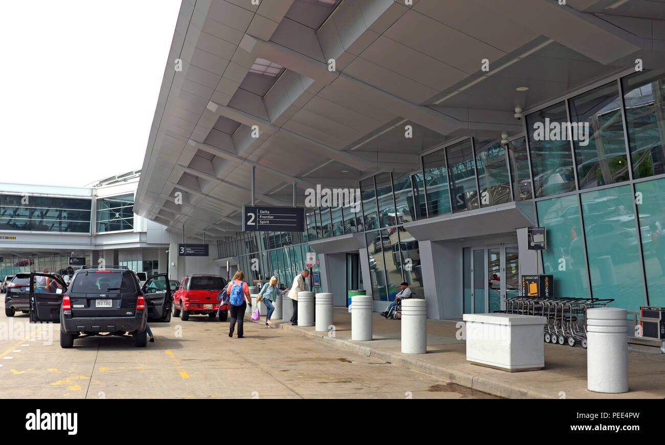 Einfach Passagier drop-off-Zugriff auf die Abfahrt Halle am Cleveland Hopkins International Airport in Cleveland, Ohio, USA. Stockfoto
