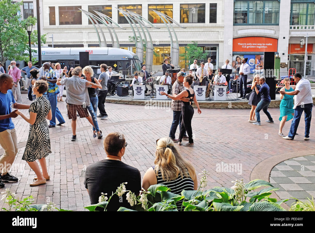 Summertime swing Tanzen im Freien Band im Playhouse Square in Cleveland, Ohio, USA leben. Stockfoto