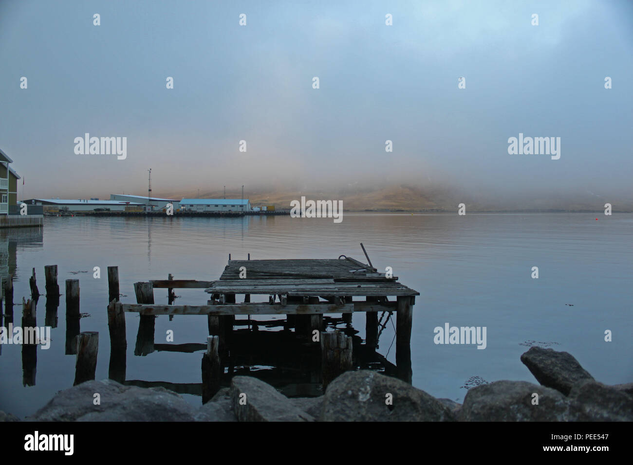 Misty Harbor. Siglufjordur, Cornwall, Island. Stockfoto