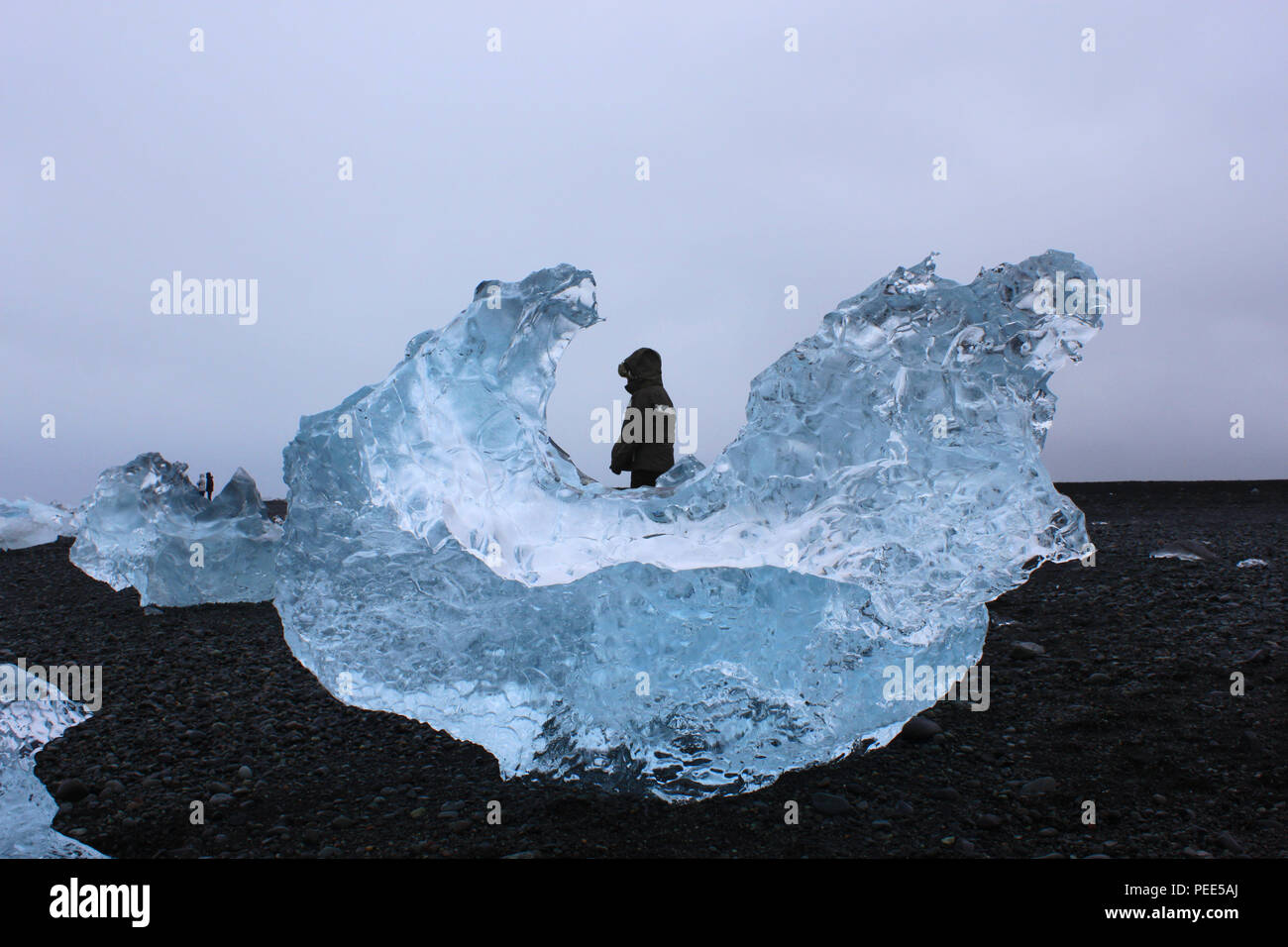 Silhouette durch Eisberge auf Diamond Beach, Island. Stockfoto