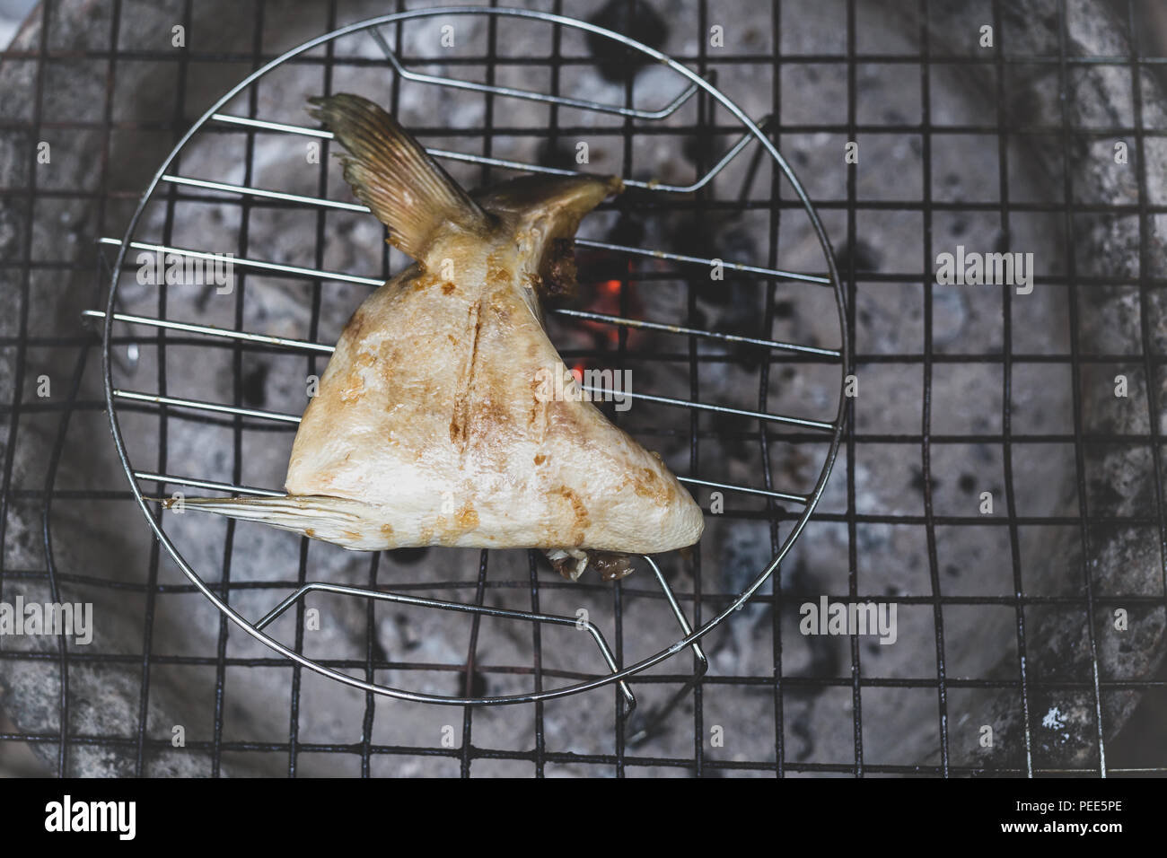 Grillen hamachi kama Fisch Wange mit Holzkohle in matte Farbe Stockfoto