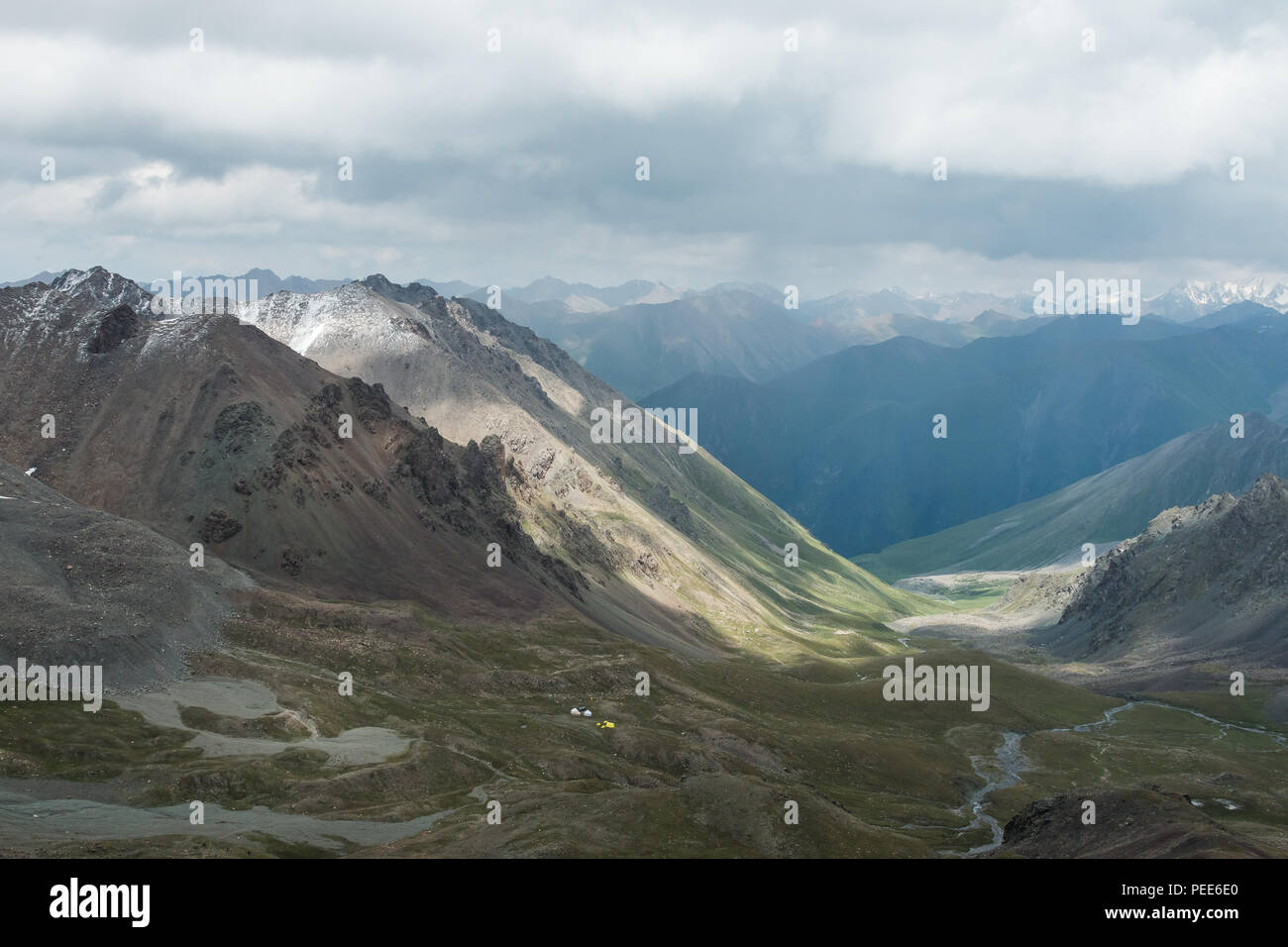 Blick auf die bergige Landschaft und Umgebung Alakol See, ein beliebtes Wanderziel für Touristen in der Nähe von Karakol, Kirgisistan. Stockfoto