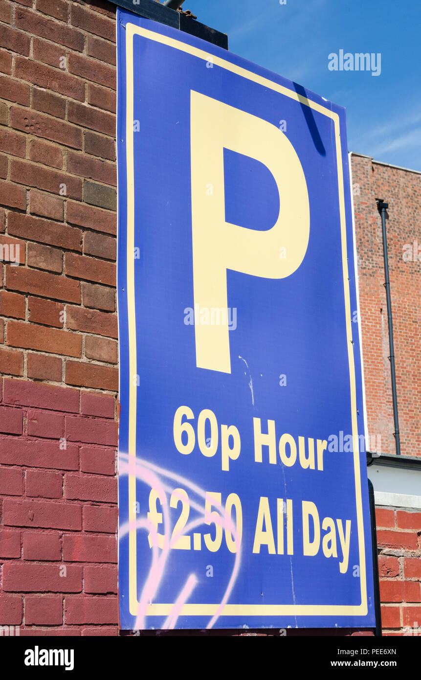 Großes blaues Schild mit gelber Schrift Werbung preiswerten Parkplatz in Digbeth, Birmingham Stockfoto