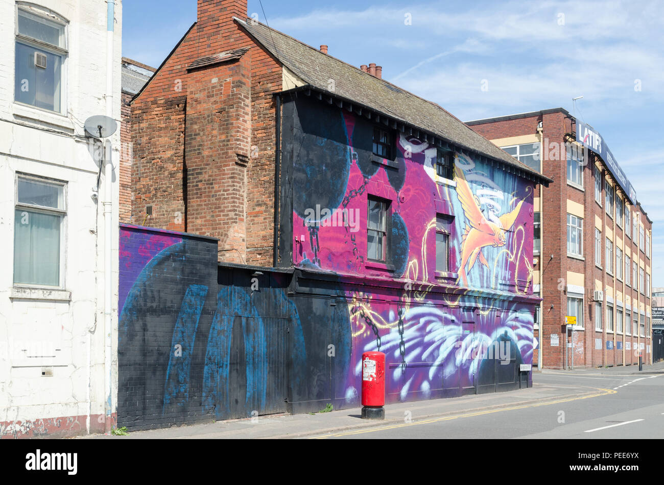 Alten roten Backsteingebäude in Meriden, digbeth Street, Birmingham gemalt in leuchtenden Farben Stockfoto