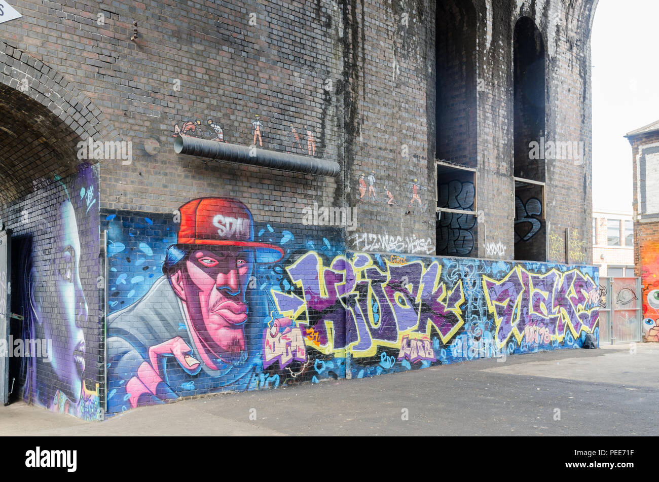 Eisenbahnviadukt über den Fluss Rea in der Nähe der Digbeth Custard Factory, kreative Birmingham's Quarter Stockfoto