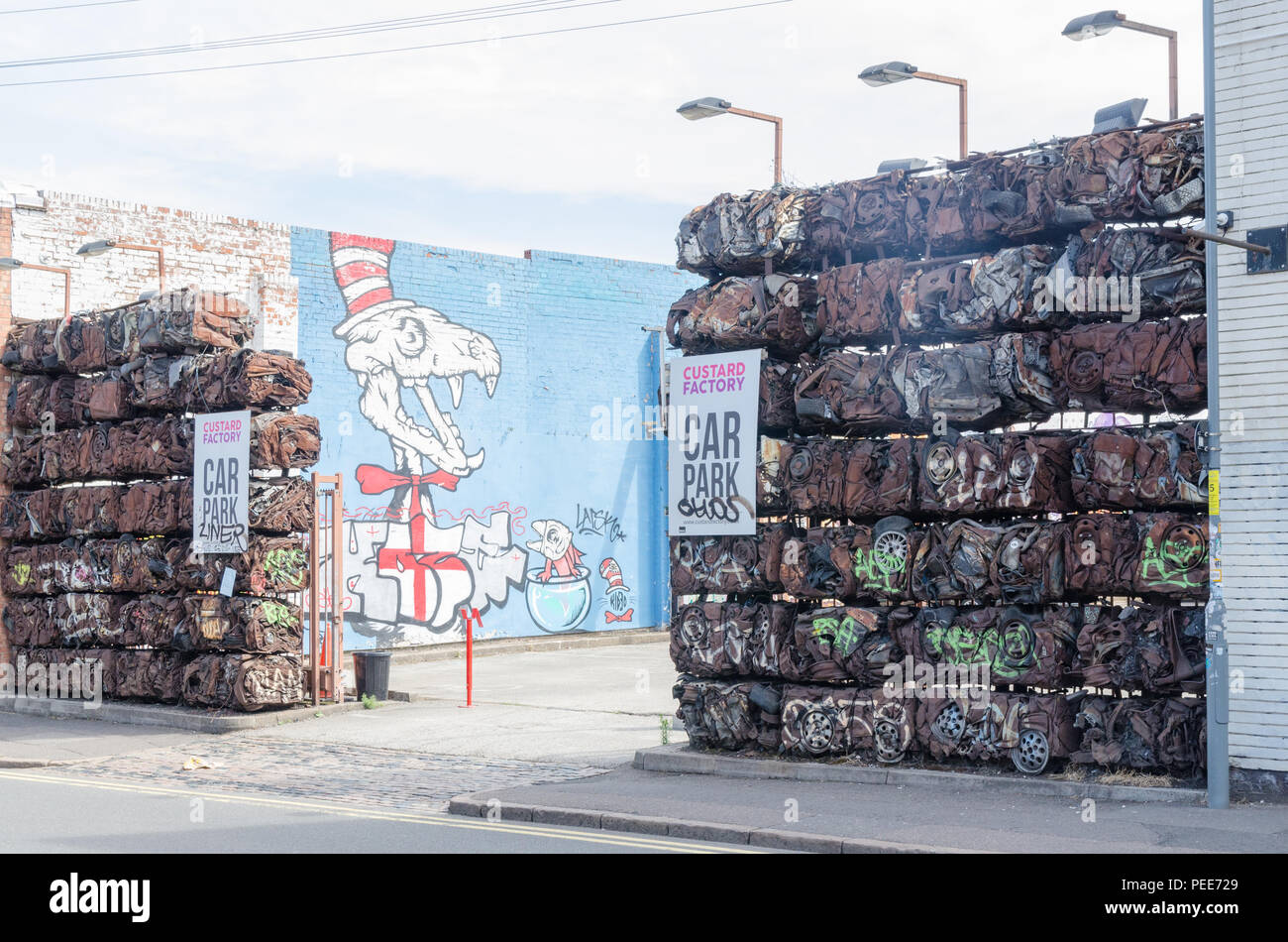 Zerquetschte Autos als Bausteine einer Wand am Parkplatz in Heide Mill Lane, Digbeth zu bauen Stockfoto