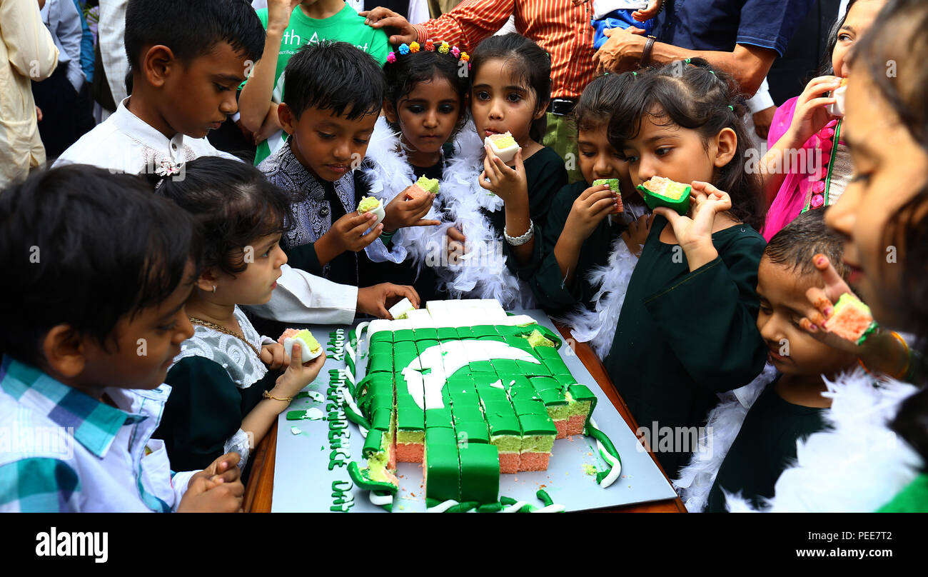 Sri Lanka. 14 Aug, 2018. Kinder essen Kuchen während der 71St Independence Day Programm, das an die Hohe Kommission von Pakistan, Colombo gehalten wurde zu feiern, Sri Lanka, am Dienstag, 14. August 2018. Credit: Pradeep Dambarage/Pacific Press/Alamy leben Nachrichten Stockfoto