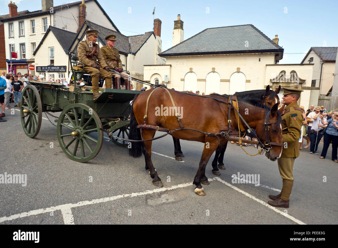 Lebendige Geschichte reenactors Weltkrieg Soldaten mit Pferd und Wagen in Hay-on-Wye Powys Wales UK Stockfoto