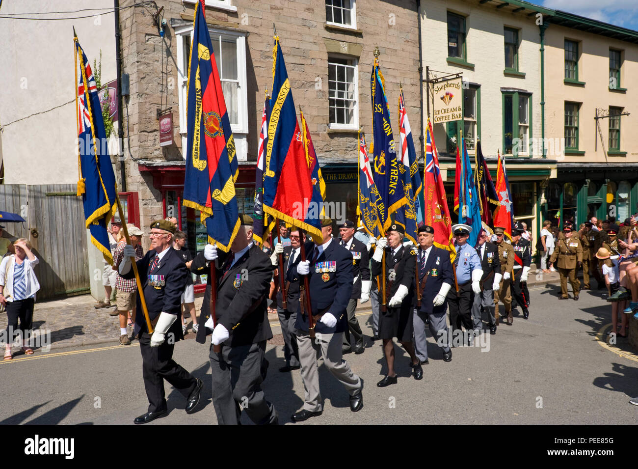 Weltkrieg eine Festveranstaltung Parade mit militärischen Standards in Hay-on-Wye Powys Wales UK Stockfoto