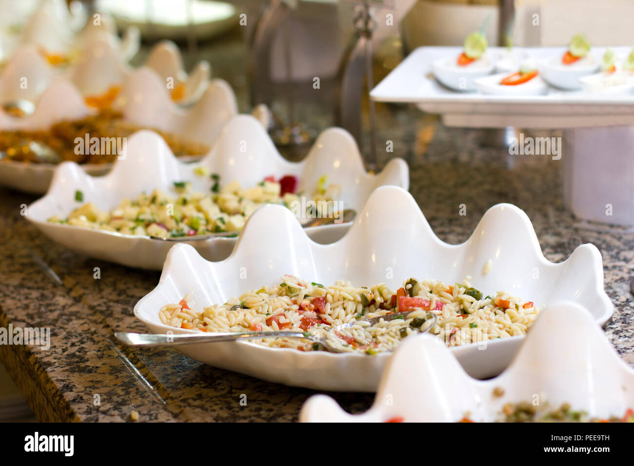 Frühstücksbuffet im Hotel geöffnet. Reis Salat und Vorspeisen im weißen Schalen Stockfoto