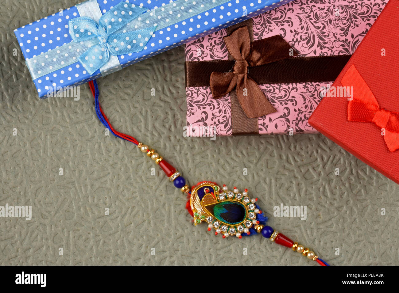 Indian Festival Raksha Bandhan, rakhi mit Geschenk Stockfoto