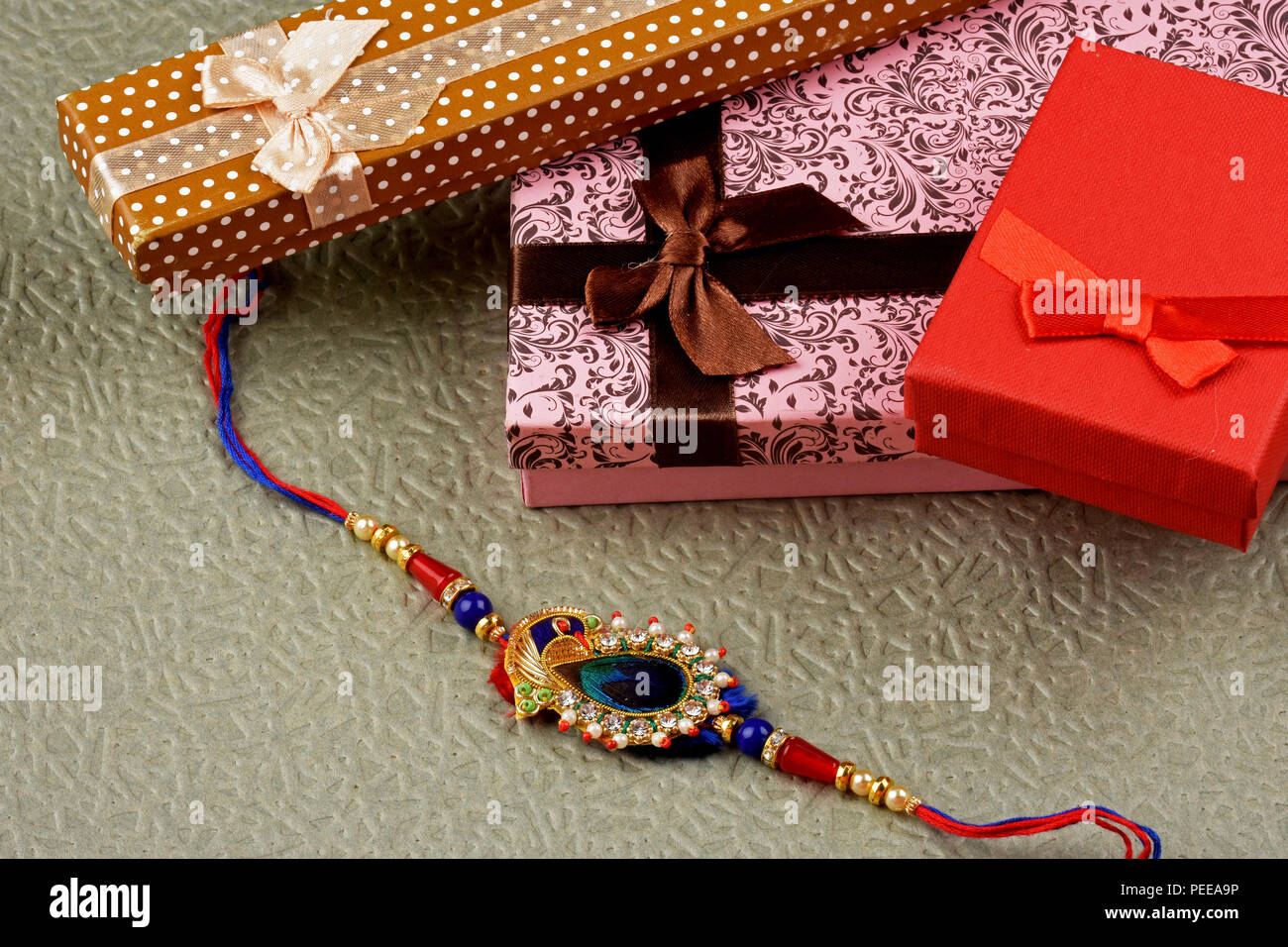 Indian Festival Raksha Bandhan, rakhi mit Geschenk Stockfoto