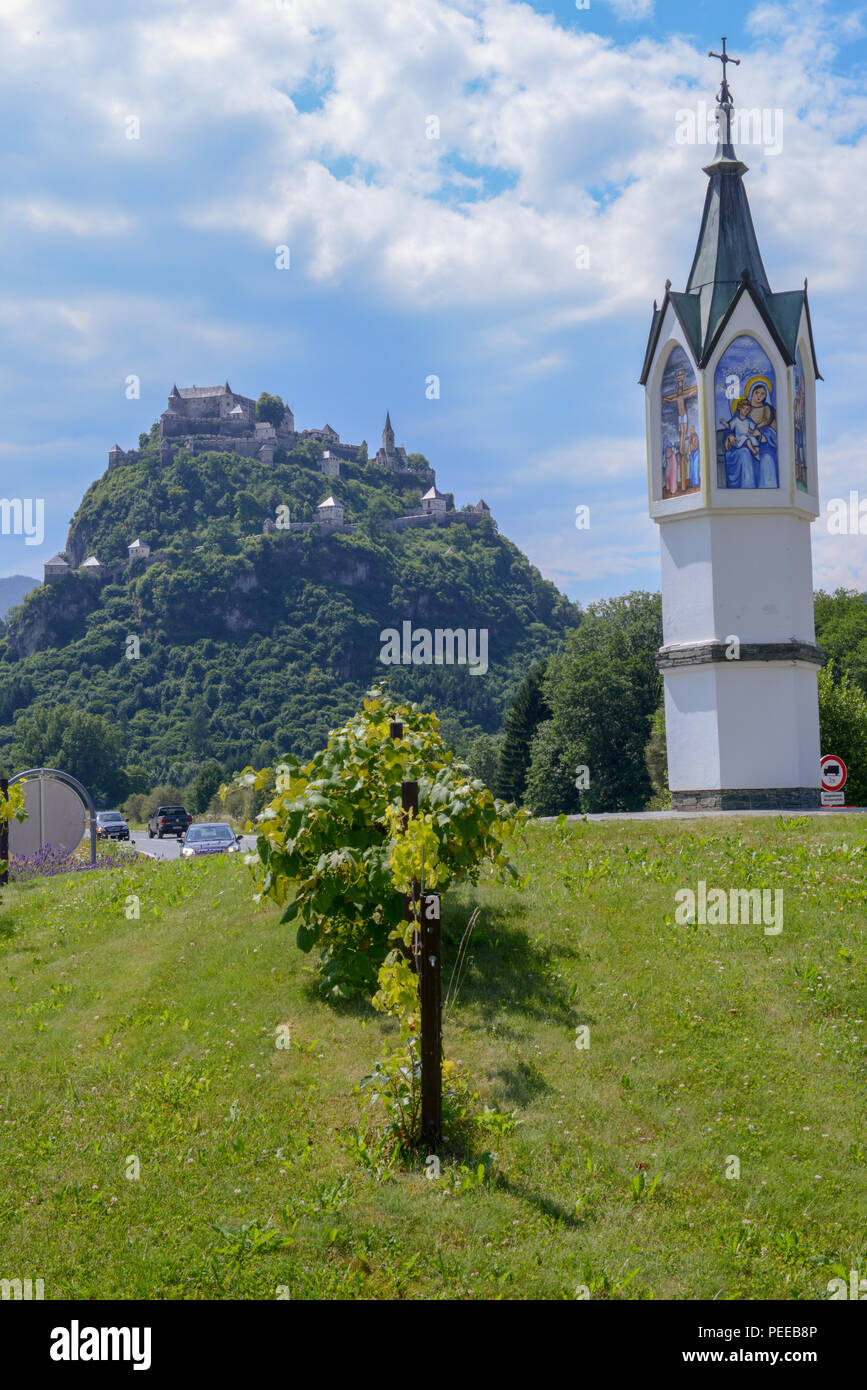 Die Burg Hochosterwitz gilt als einer der eindrucksvollsten mittelalterlichen Burgen, Kärnten, Österreich. Stockfoto