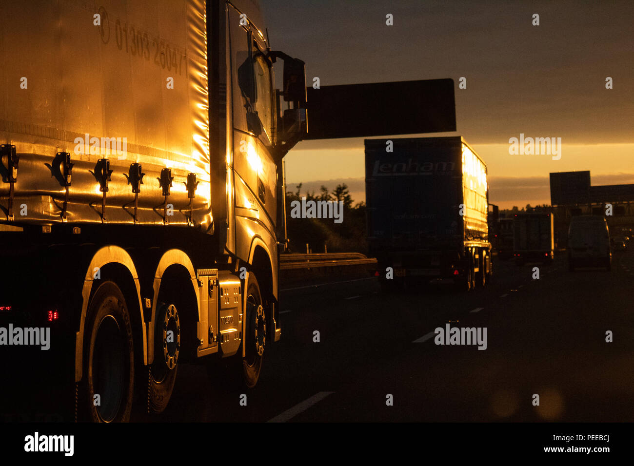 Sunrise Nachdenken über ein Lkw auf der Autobahn M11, England Stockfoto