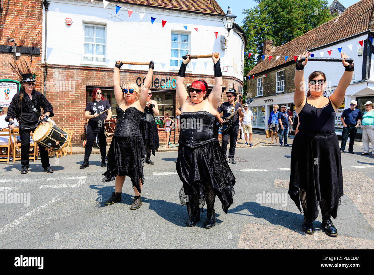 Traditionelle englische Volkstänzer, Frauen aus Wolfs Kopf und Vixen Morris Dance Seite, Tanzen in der Straße am Sandwich Folk und Ale-Festival. Stockfoto