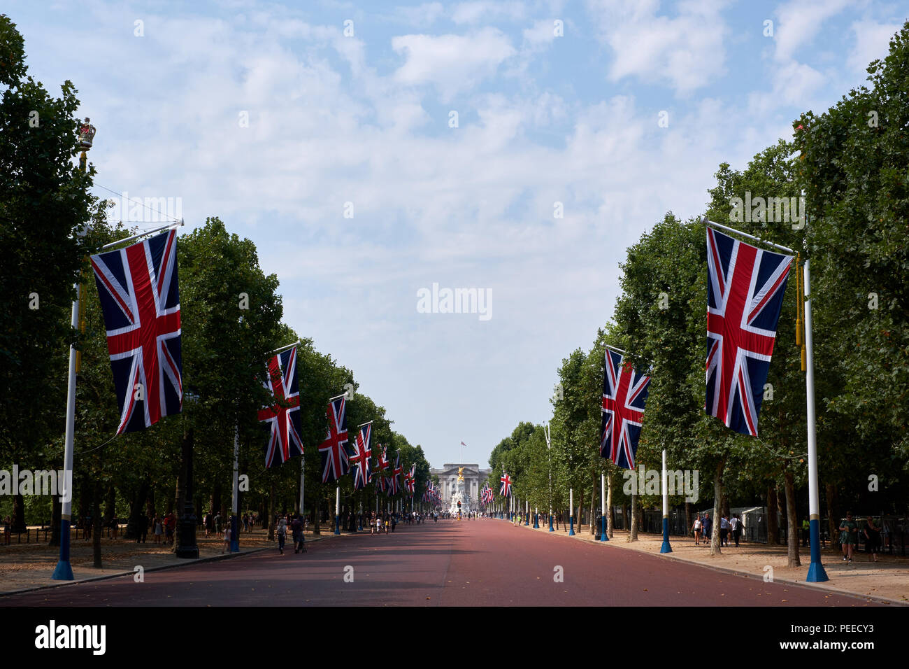 Blick über das Einkaufszentrum mit Union Jack-Flaggen an den Flanken zum Buckingham Palace in London, Großbritannien Stockfoto