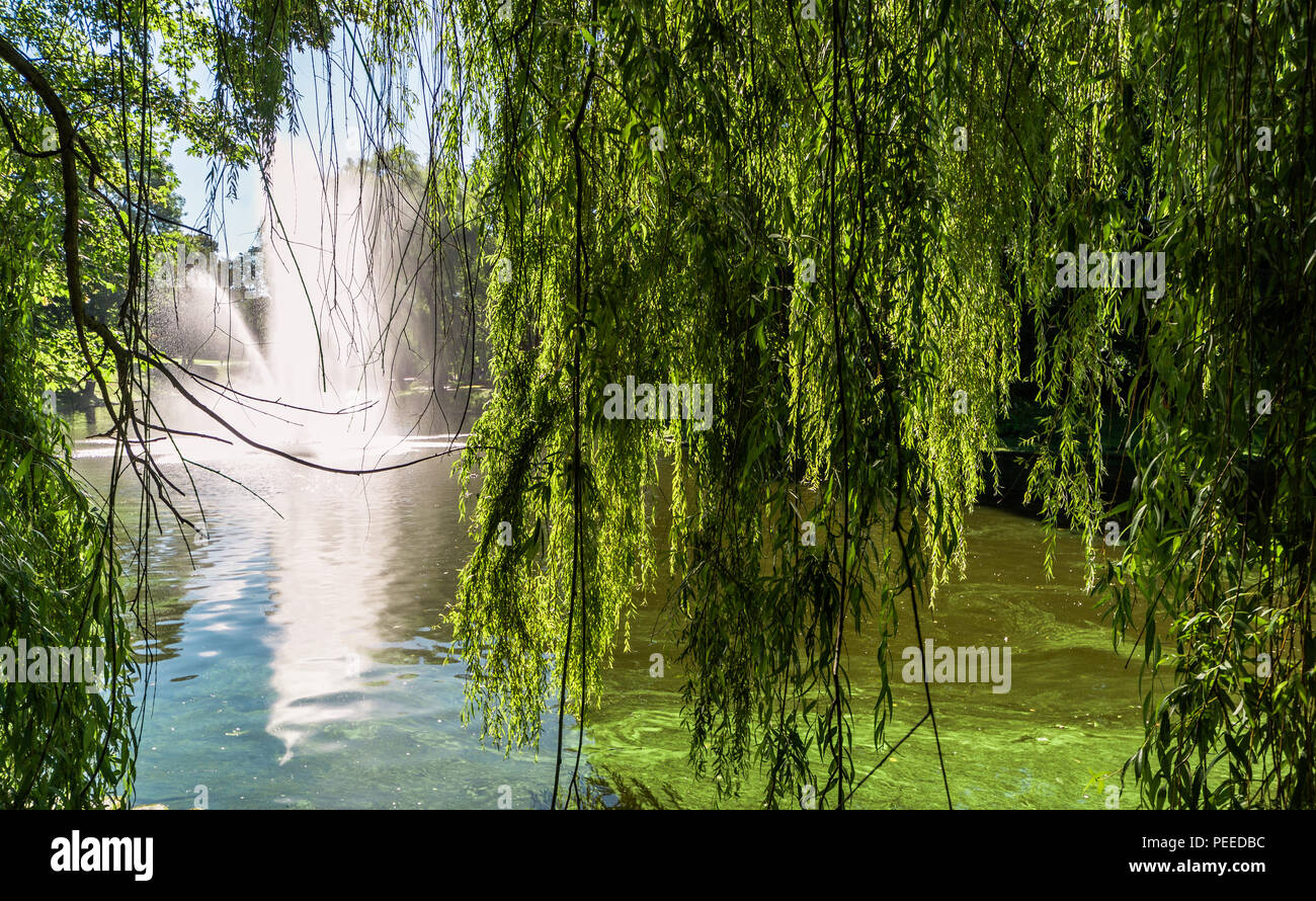 Brunnen in Riga Canal, fließt durch die Bastion Park (Bastejkalns). Lettland Stockfoto