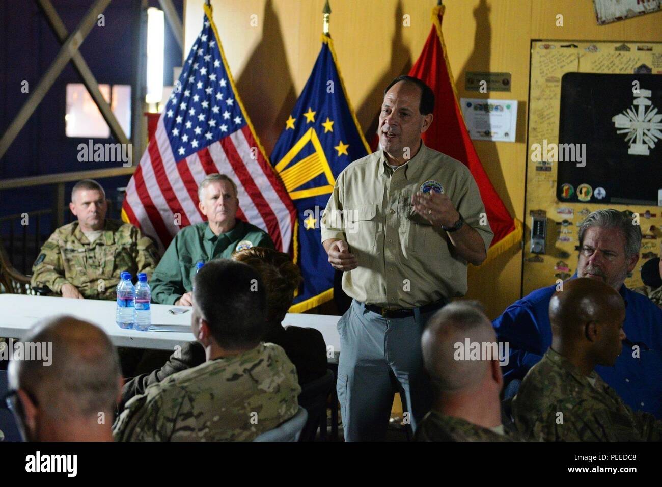 Kombinierte Sicherheit Transition Command-Afghanistan Führungskräfte hören wie Glenn A. Fein, Principal Oberinspektor, Ministerium für Verteidigung Generalinspekteur, erläutert, wie CSTC-A kann Inspektionen nutzen, um Transparenz und Rechenschaftspflicht Bemühungen in Afghanistan zu erhöhen. (U.S. Militärische Foto von Tech. Sgt. Robert Sizelove/Freigegeben) Stockfoto