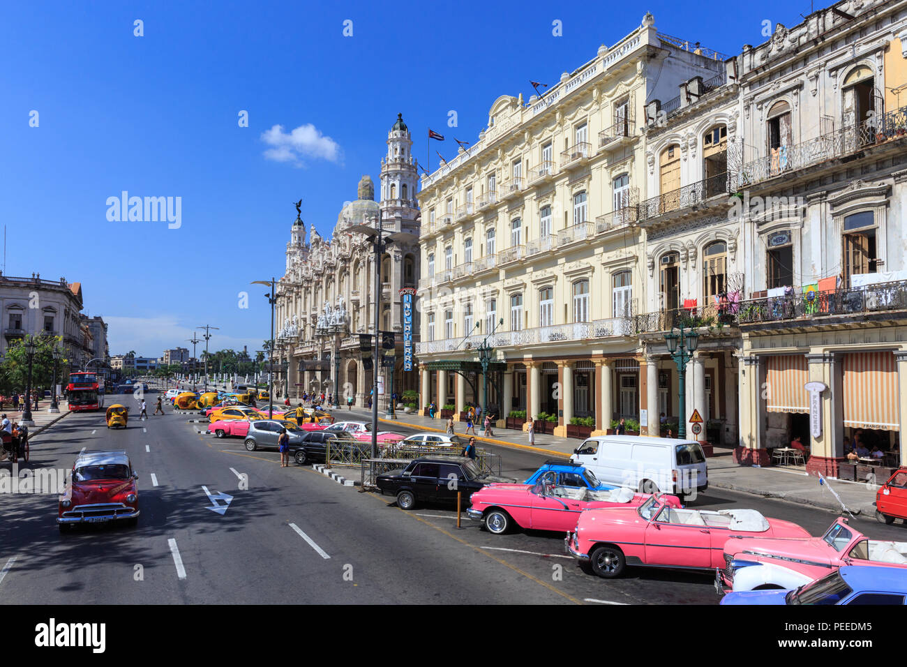Prado, Paseo de Marti Boulevard mit Hotel Inglaterra, Gran Teatro de La Habana und klassischen Autos in Habana Vieja, Havanna, Kuba Stockfoto