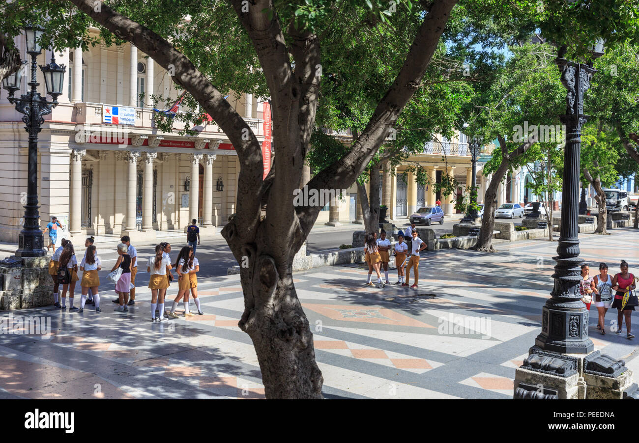 Menschen auf der Paseo del Prado, dem Paseo de Marti, beliebten Boulevard in Habana Vieja, Havanna, Kuba Stockfoto