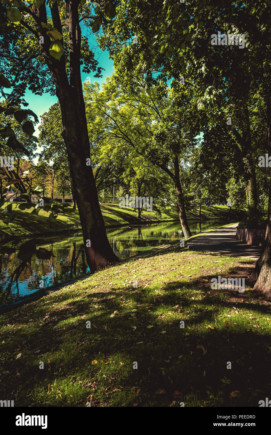 Riga Kanal im Sommer, der durch sie fließt die Bastion Park (Bastejkalns). Lettland Stockfoto