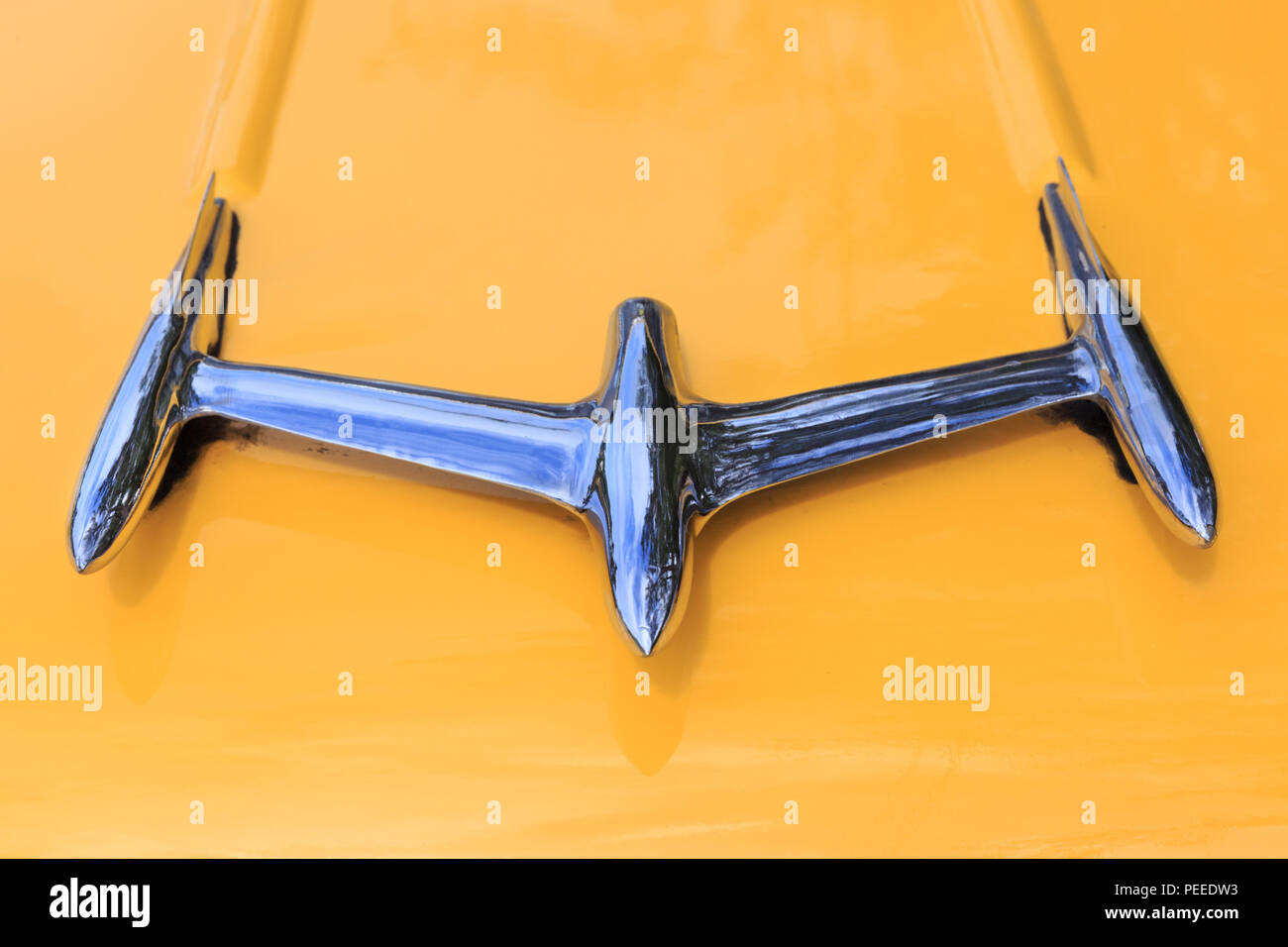 Der verchromte Kühlerfigur, Jet Ornament auf Oldsmobile Ferienwohnung Starfire, gelbe Farbe, American Classic Car Stockfoto