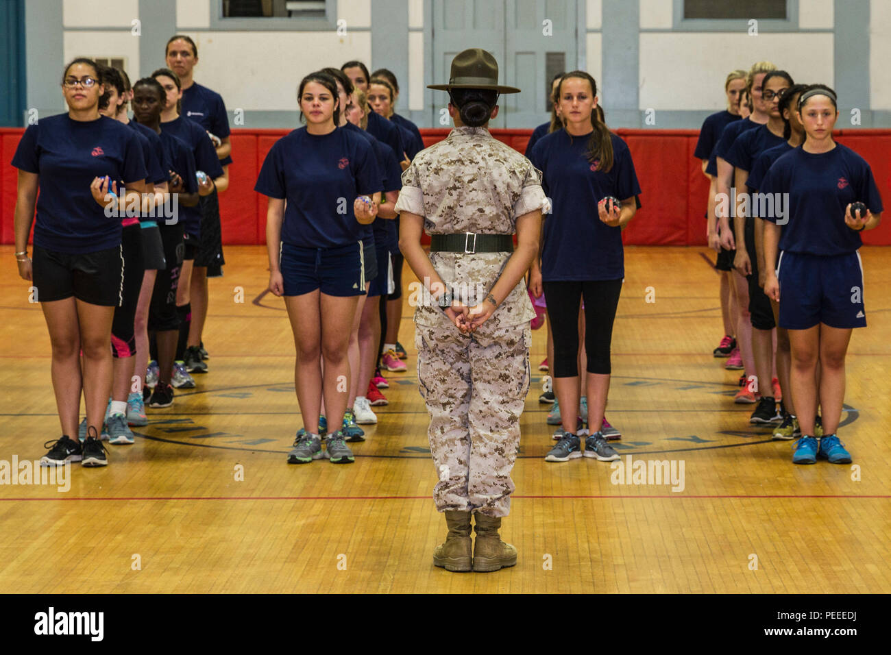 Sergeant Jessica Paz inspiziert die Einheitlichkeit der poolee platoon vor der Übung an Bord der Portsmouth Naval Shipyard, Aug 1. Recruiting Station Portsmouth statt einer weiblichen pool Funktion, wo weibliche Bewerber die anfängliche Stärke Test nehmen und einige Hintergrundinformationen auf der weiblichen Seite der Ausbildung zu rekrutieren. Paz ist ein drill instructor mit der Firma N., 4. rekrutieren Ausbildung Bataillon, an Bord des Marine Corps Recruit Depot Parris Island, S.C. Stockfoto