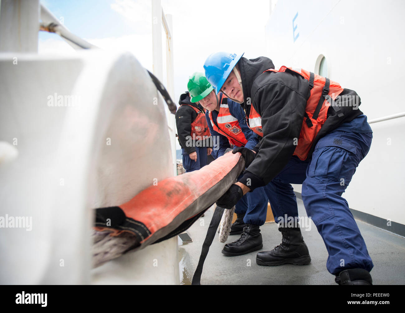 Coast Guard Cutter Healy Besatzungsmitglieder Mann verschiedene Stationen, um eine sichere Abfahrt von Dutch Harbor, Alaska, Aug 9, 2015, zur Unterstützung des Geotraces Mission zu gewährleisten. Geotraces ist Healys zweite Science Mission des Sommers und ist eine internationale Anstrengung, die Verteilung von Spurenelementen in den Weltmeeren zu studieren, mit einem Schwerpunkt auf den Arktischen Ozean. (U.S. Coast Guard Foto von Petty Officer 2. Klasse Cory J. Mendenhall) Stockfoto