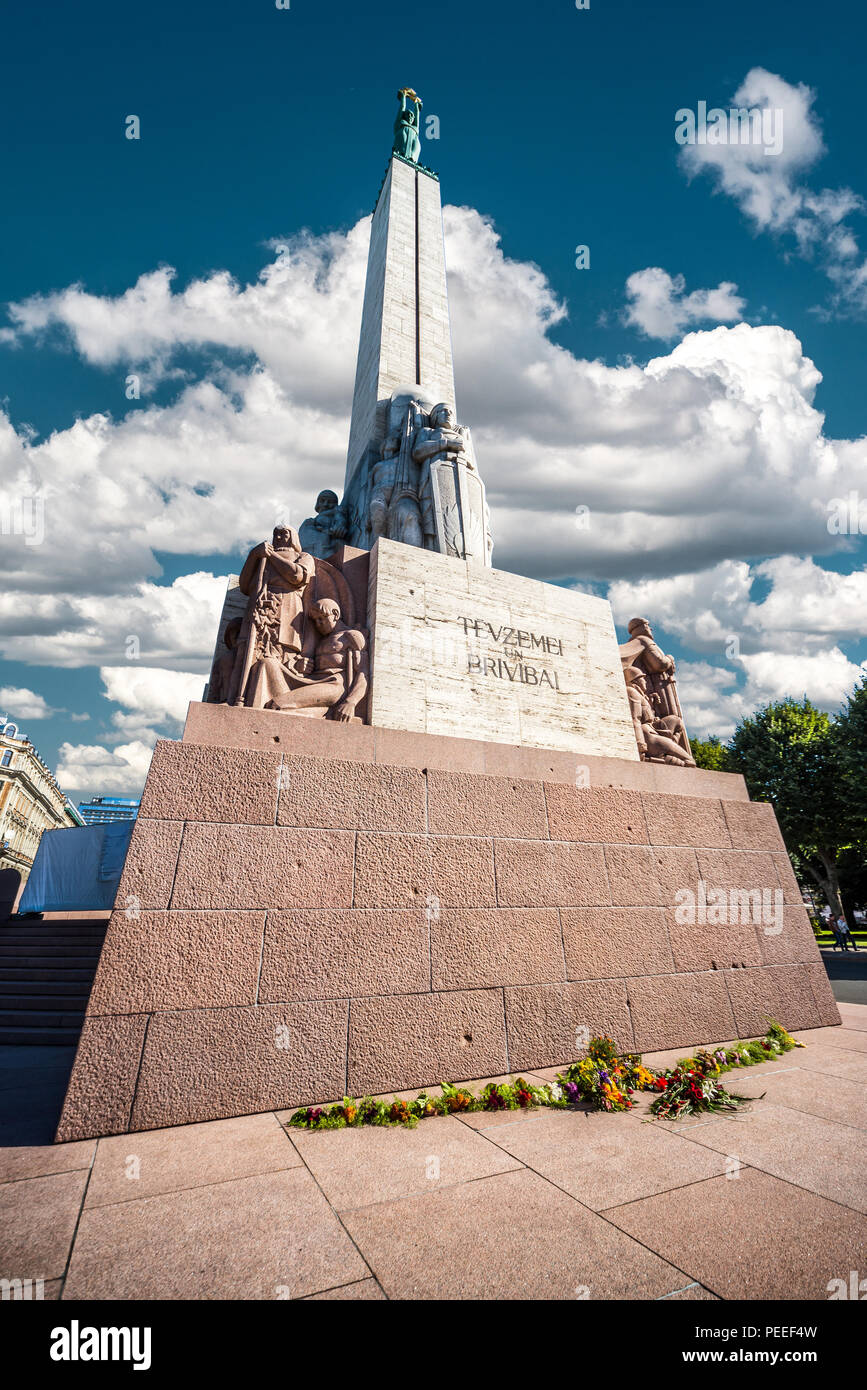 Freiheitsdenkmal, Milda, im Zentrum von Riga, die Hauptstadt Lettlands entfernt bekannt Stockfoto